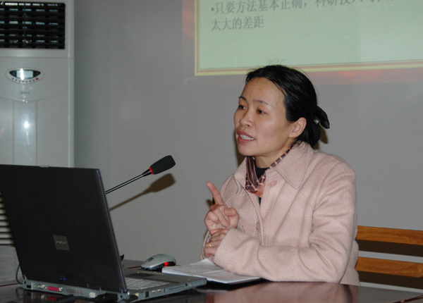 林娜副书记在会上做重要发言。