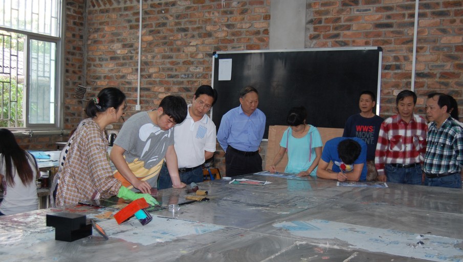 校领导观看学生创作作品（叶莹莹 摄）