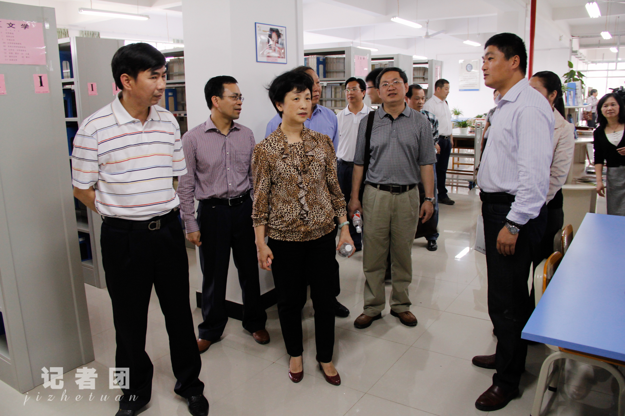 校领导参观图书馆（梁志博 摄）