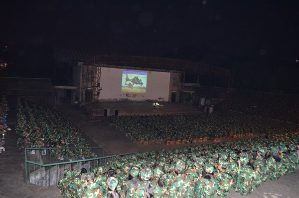新生军事理论课会场