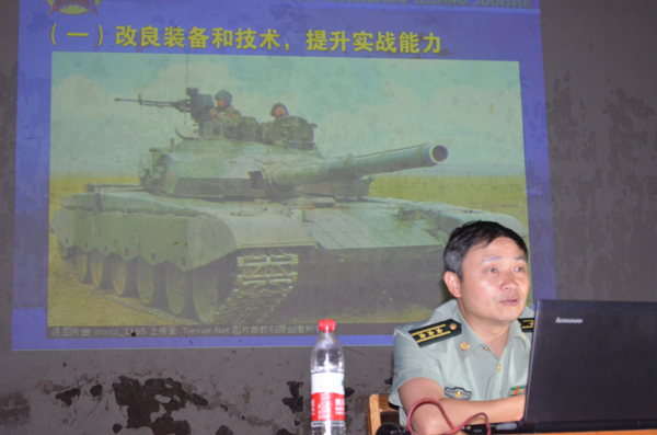 刘永茂主任为我校2014年本科新生讲授军事理论课