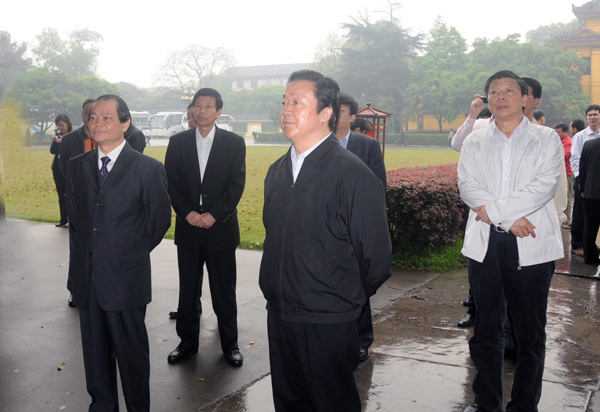 王胜俊院长（中）一行考察王城校区。