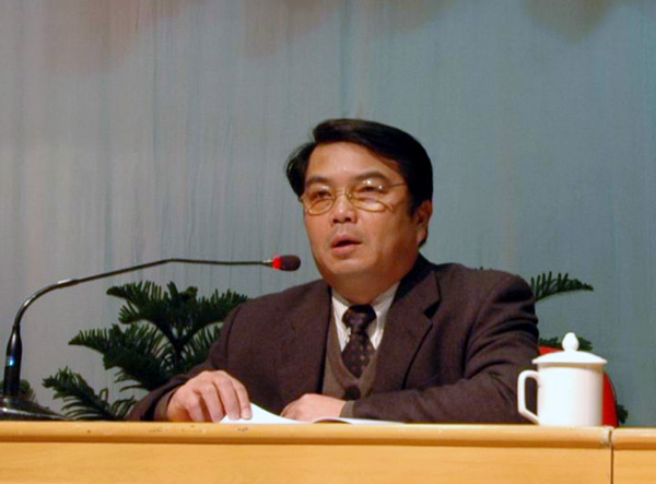 校党委书记陈大克在会上讲话。