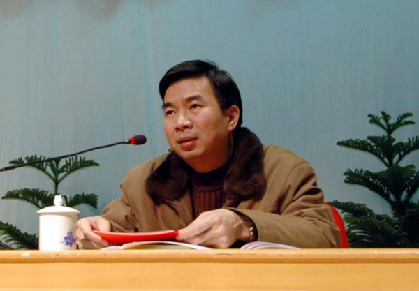 校长梁宏在会上讲话。