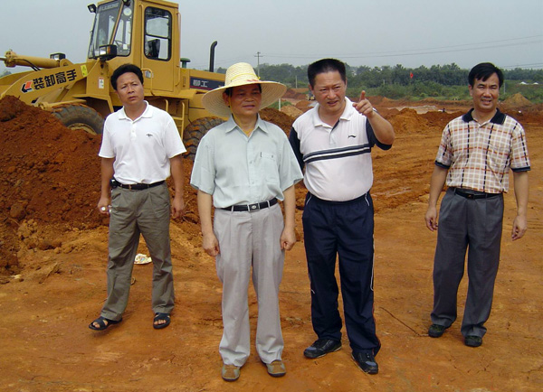 雁山校区指挥部指挥长、副校长蓝常周视察工程开工情况。
