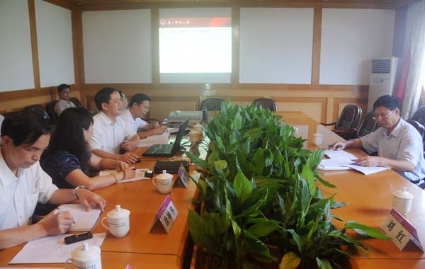 学校在育才校区校长办公楼三楼会议室召开座谈会,向指导组汇报了工作进展情况。