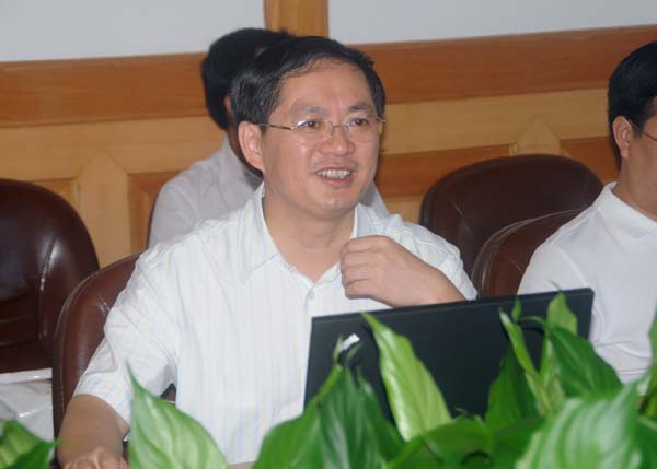 校深入学习实践科学发展观活动领导小组副组长、领导小组办公室主任、党委副书记唐仁郭代表学校进行汇报。