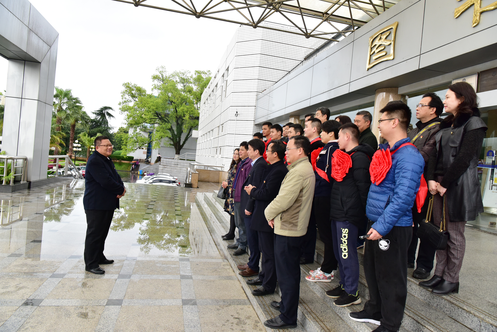 校党委书记邓军对即将出征的驻村第一书记、“美丽广西”乡村工作队员寄语希望和祝愿.jpg