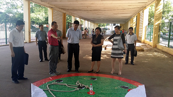 张显部务委员在参观学员户外拓展训练项目