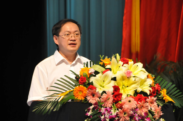 唐仁郭同志报告党代会筹备工作情况