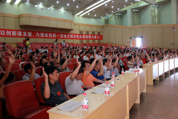 代表们举手表决通过                    </div></div></article>
                    </div>
                    <div id=