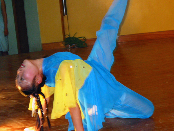 图为专业组选手王艳在表演独舞《蝶儿》。