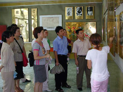 教工党员在红军长征突破湘江烈士纪念碑园参观学习。