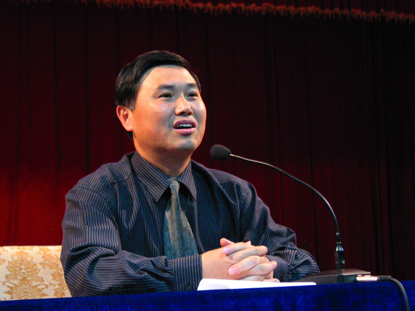 张鹏副书记在会上发言。