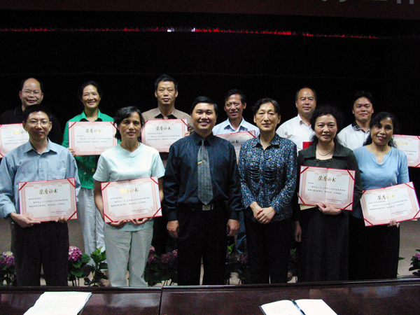 张鹏副书记（前排左三）与获奖单位合影留念。