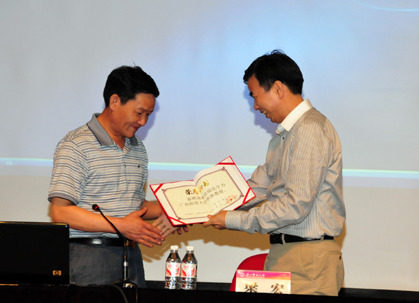 梁宏校长向李启瑞社长颁发我校客座教授聘书