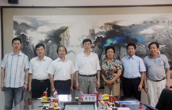 与会领导合影。