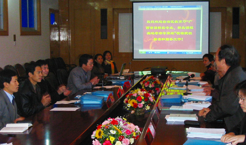 图为专家组成员正在汇报会现场听取汇报。