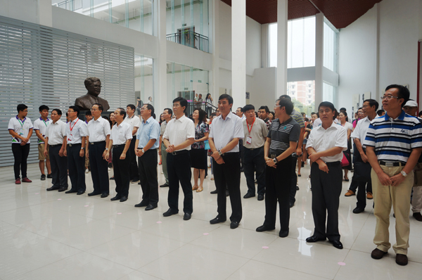 领导们在纯道楼参加艺术作品开幕式