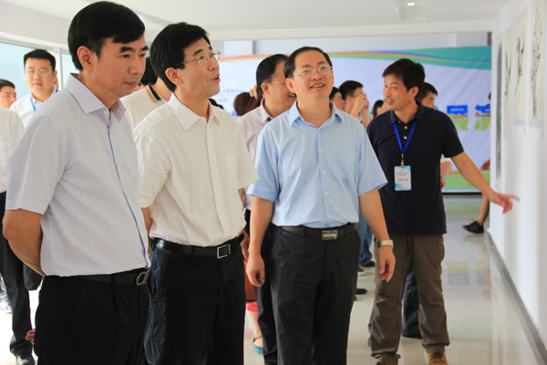 教育厅副厅长白志繁参观艺术作品