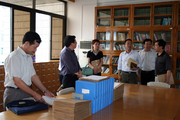 专家组实地考察编辑出版学专业图书资料室。