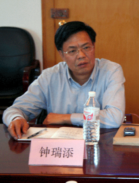 钟瑞添副校长正在向专家组专家汇报。