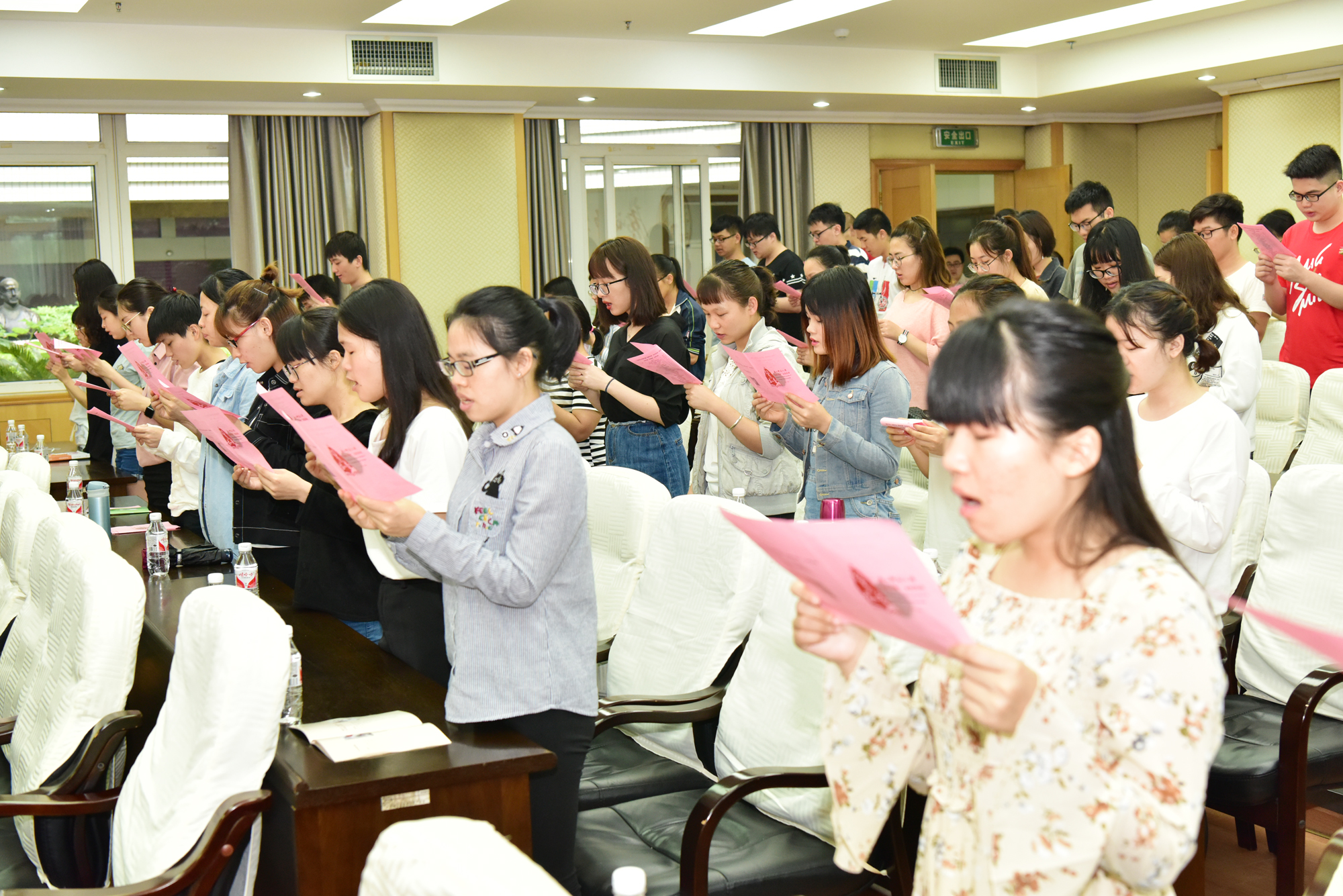 师生共同捧起书卷，齐诵《正气歌》9.jpg