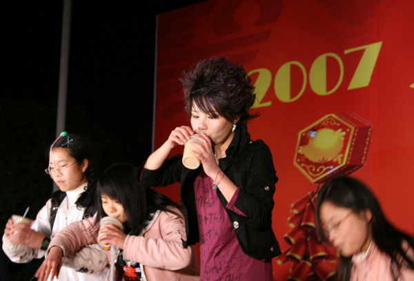 晚会中穿插了互动游戏。