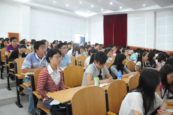 同学们认真聆听报告（宣传部 赵晋凯 摄）