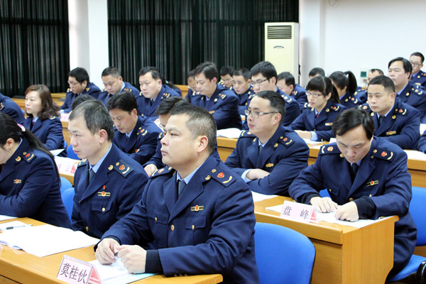 学员们在认真上课