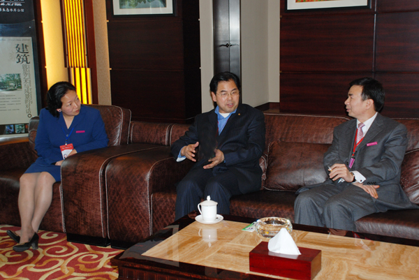 房喻教授（中）与我校党委书记王枬（左）、校长梁宏（右）会谈。