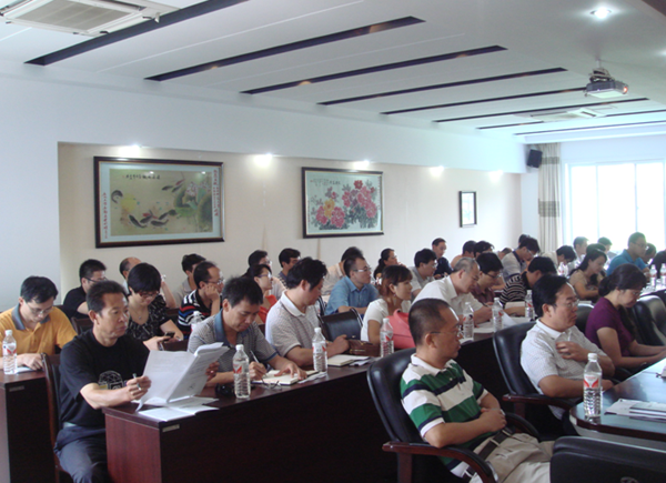 与会人员在认真听取会议精神