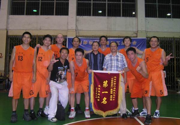 我校教工男子代表队合影留念