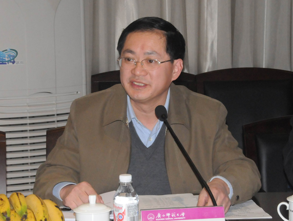 校党委副书记唐仁郭教授主持会议。