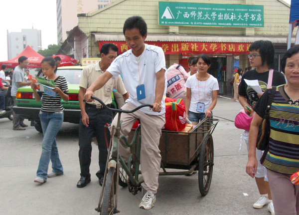 帮助新生运送行李到宿舍。