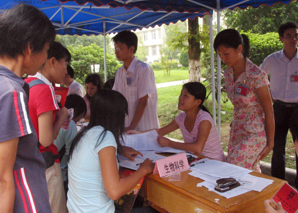 咨询点热情接待新生。