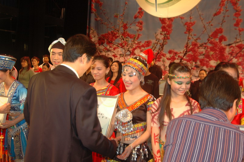 沈北海部长为我校代表颁奖