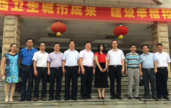 与挂职干部合影留念