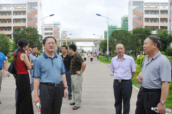 校领导在雁山校区指导搬迁工作