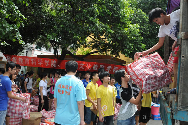 同学们在育才校区搬运行李