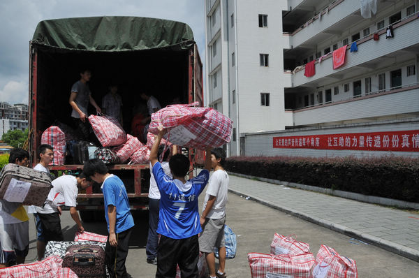 电子工程学院的志愿者们帮助相关学院搬迁