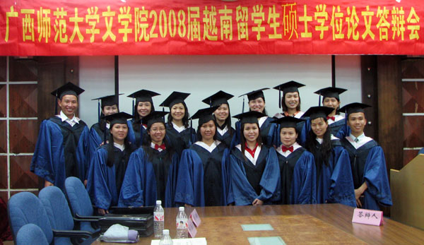 通过答辩的硕士研究生合影留念。