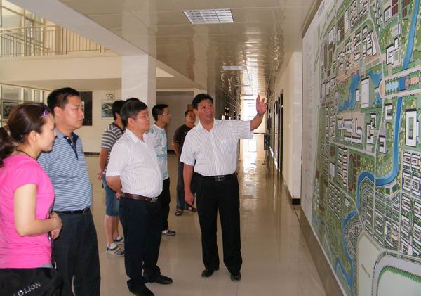 陈洪江副校长向客人介绍雁山校区建设情况