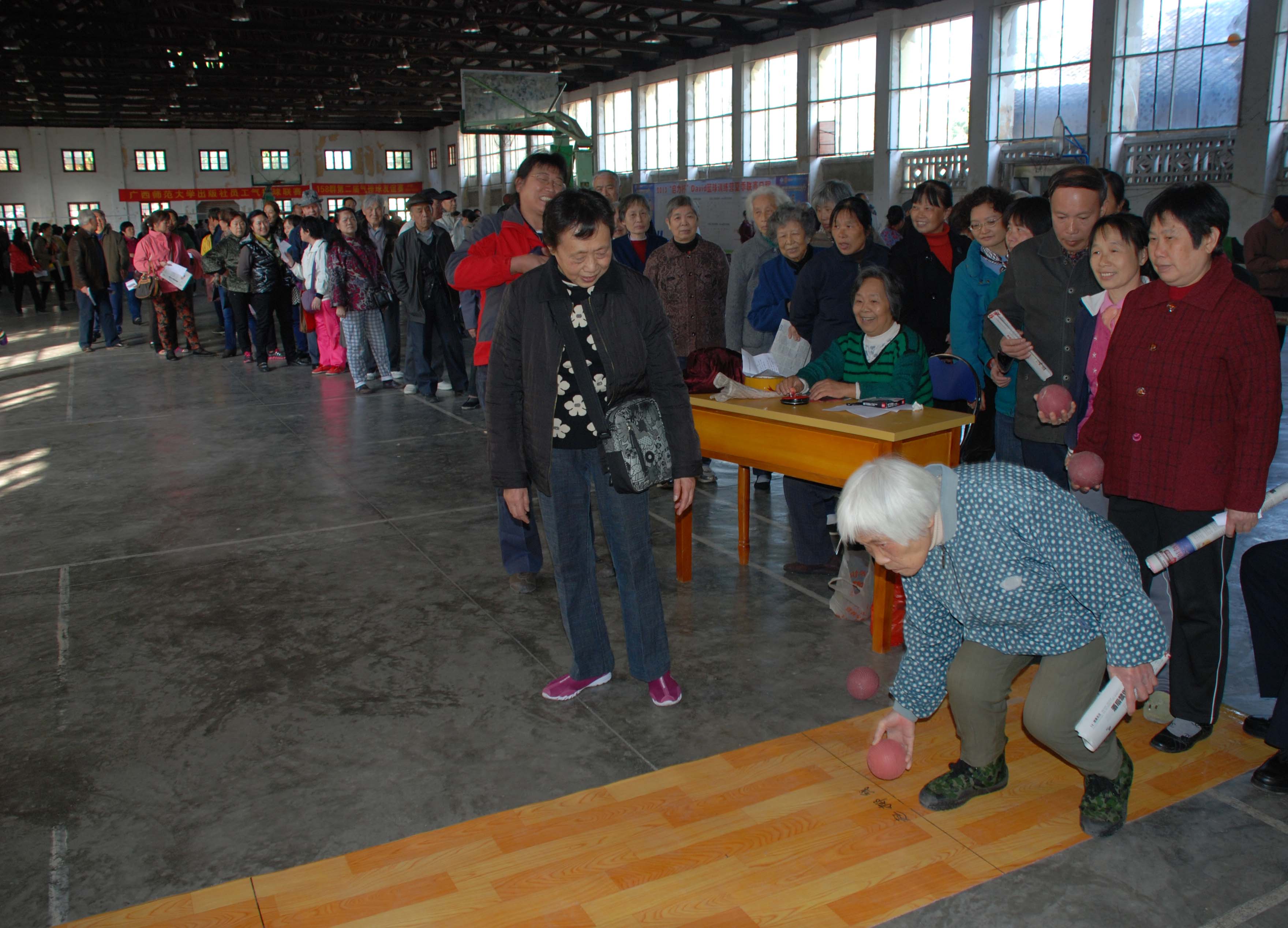 老同志在参加地滚球项目运动