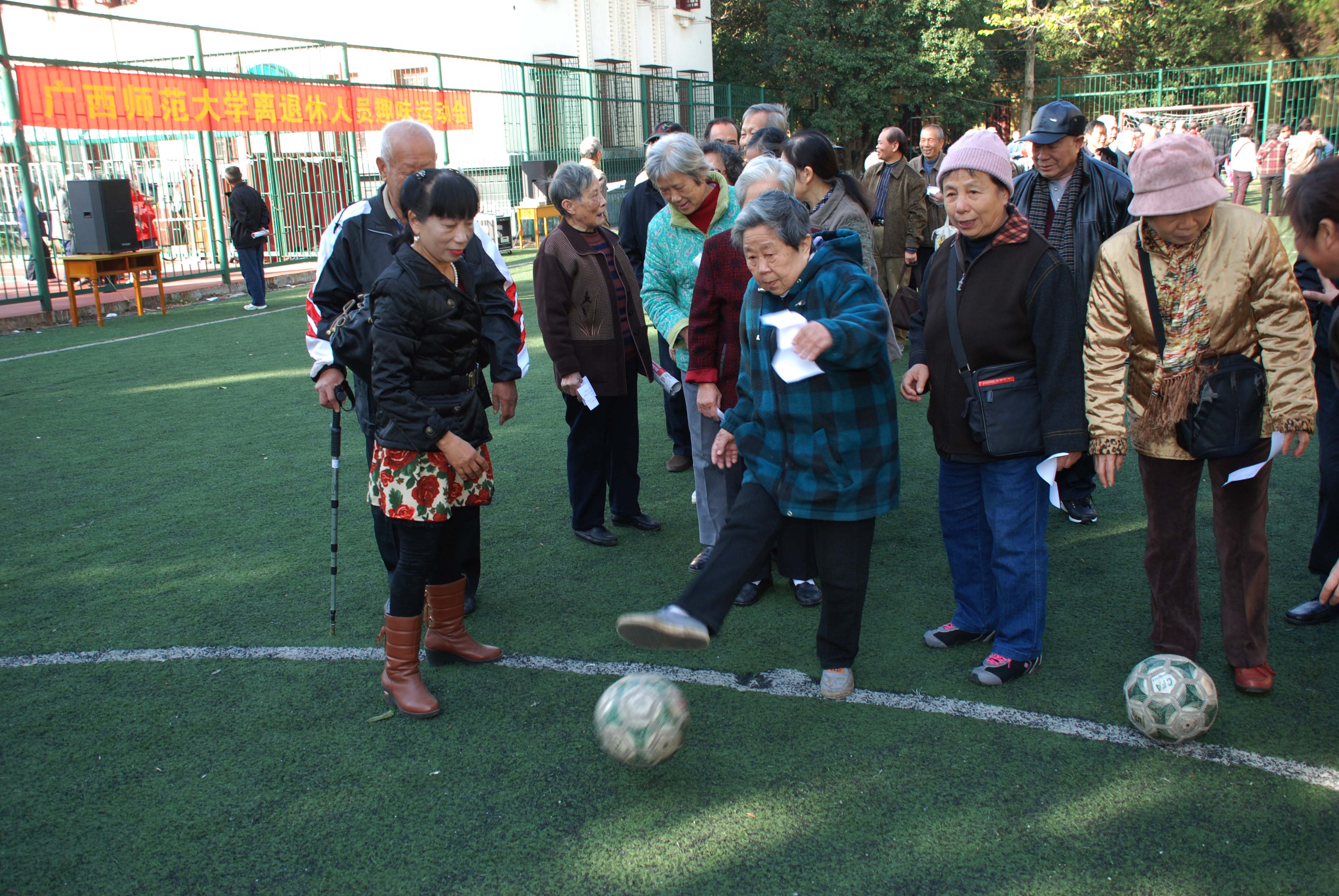 精彩的踢足球射门