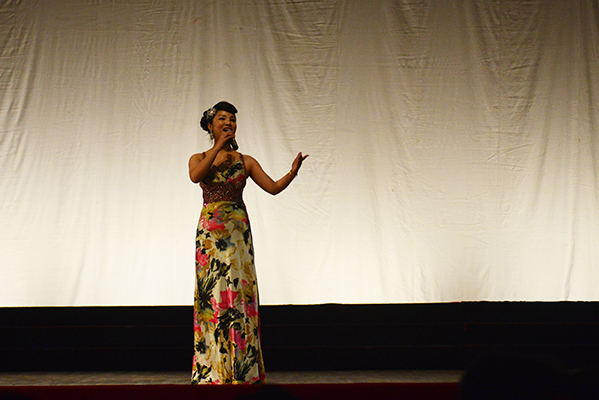 大学生艺术团学生带来的歌曲表演