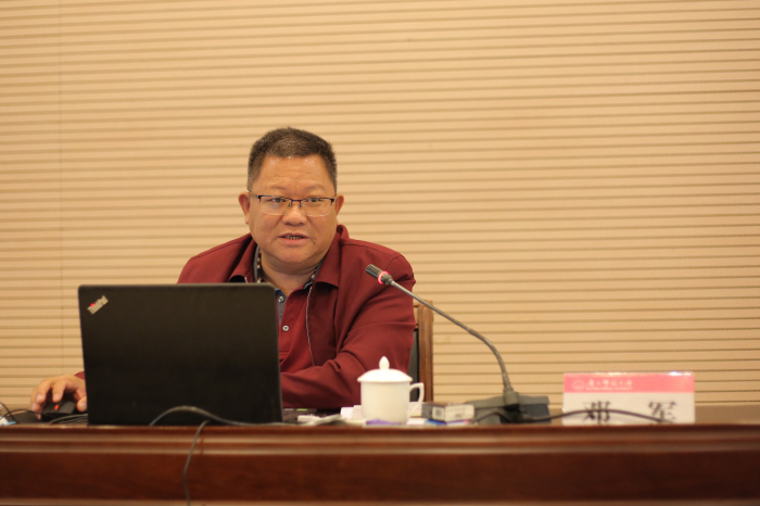 校党委书记邓军教授作报告.jpg