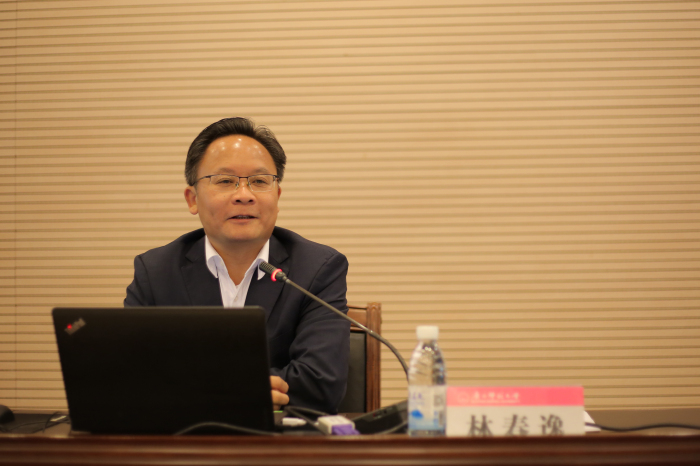 林春逸教授作报告.jpg
