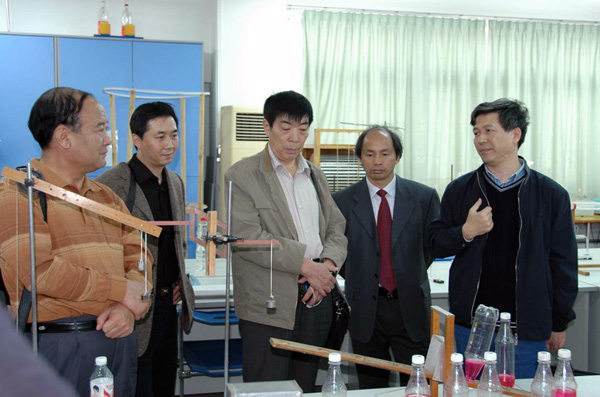 参观兴华探究乐园。