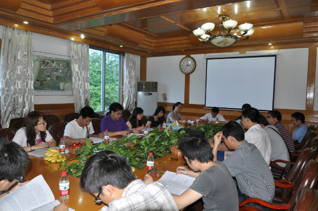 校办三楼会议室会议现场